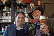 Markus Kavka und "Bierpapst" Conrad Seidl führen durch "Bier on Tour" auf ServusTV, ab 4.34.2013 (©Foto: Martin Schmitz)